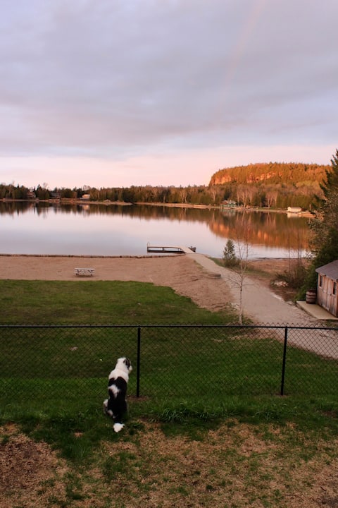 Little Lake Lookout: Sauna, Beach, Dock, Dogs!