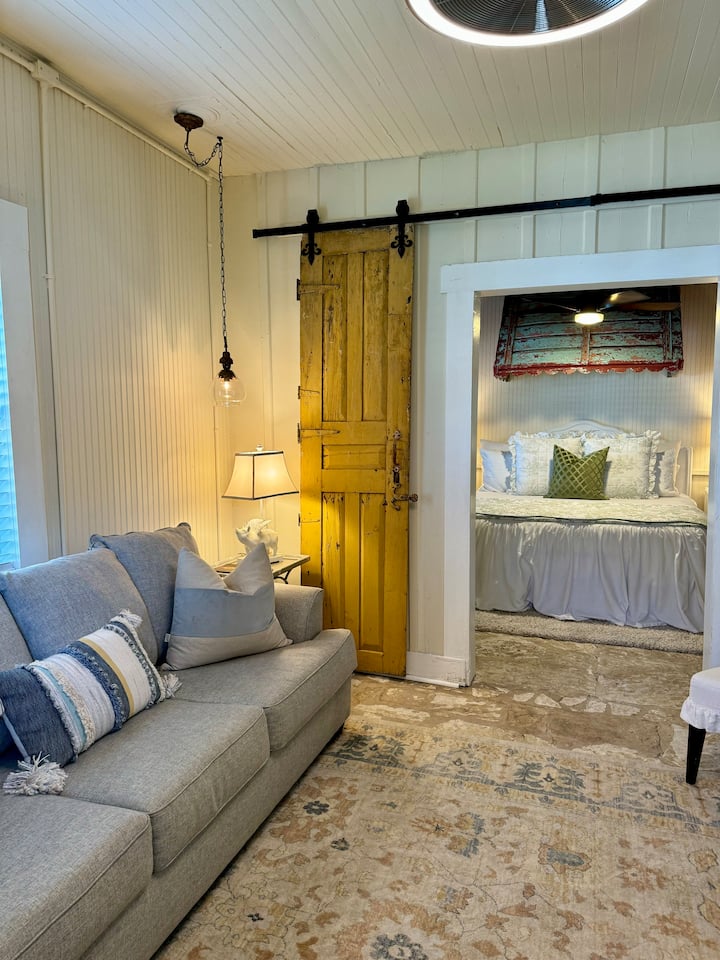 Montbeliard-private Cottage / Downtown - Comfort, TX