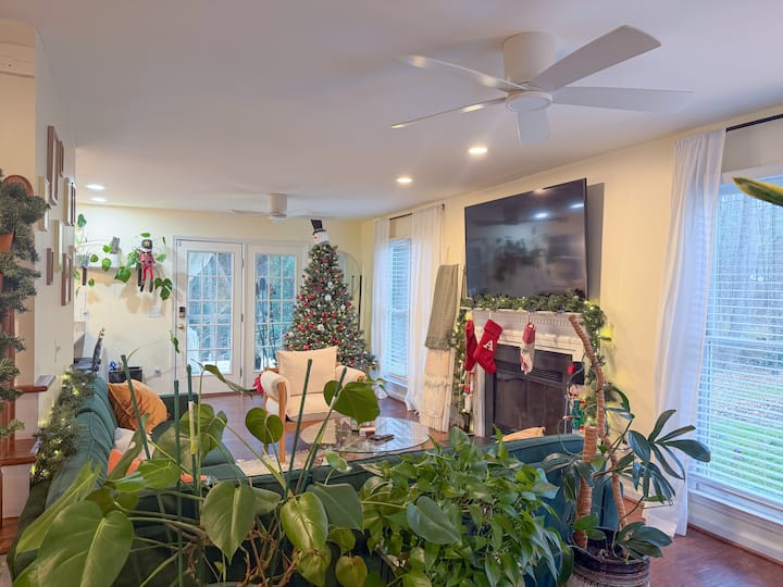 Earthy Retreat | Private Suite - Raleigh, NC