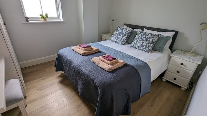 ห้องนอน 2 - เตียงคู่มาตรฐานพร้อมผ้าขนหนู 