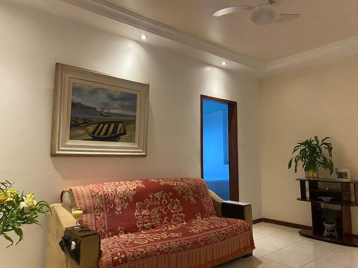 Udoban dnevni boravak s kaučom, televizorom i stropnim ventilatorom