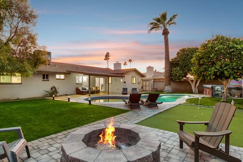 Luxury Desert Retreat–Pool, Fire, & Putting Green!