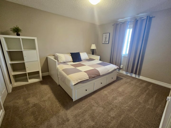 Დიდი ზომის მთავარი საძინებელი მიმაგრებული სარეცხი ოთახით 