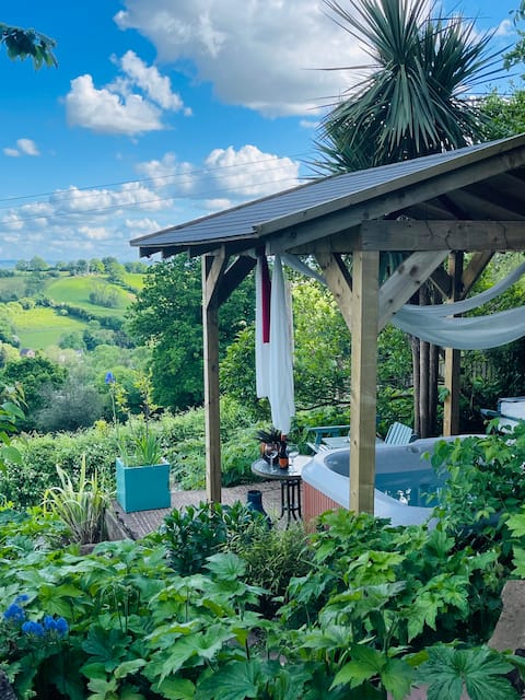 Romantic cosy cottage & hottub in Forest of Dean