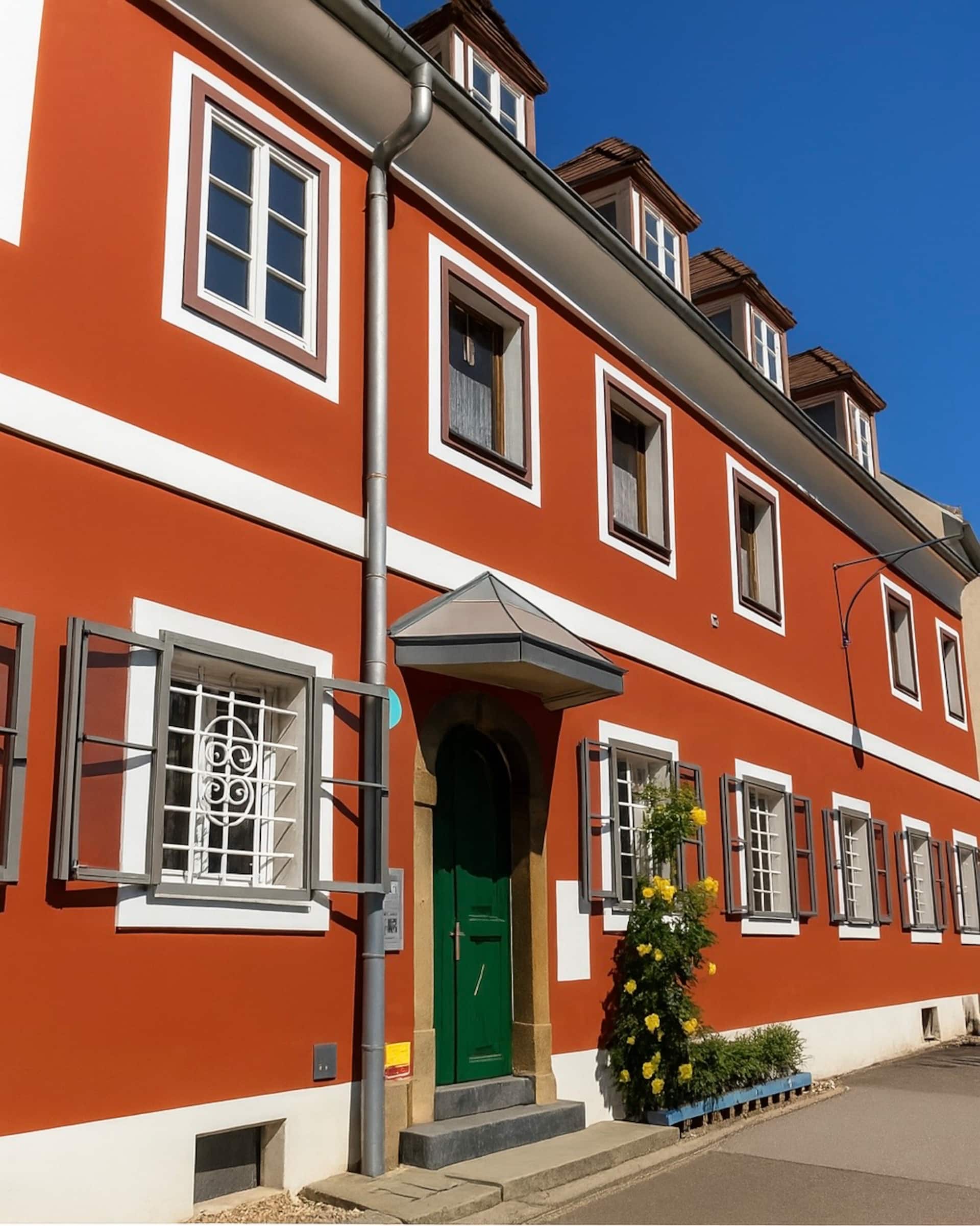 Central & quiet apartment by the river 600 m from the main square