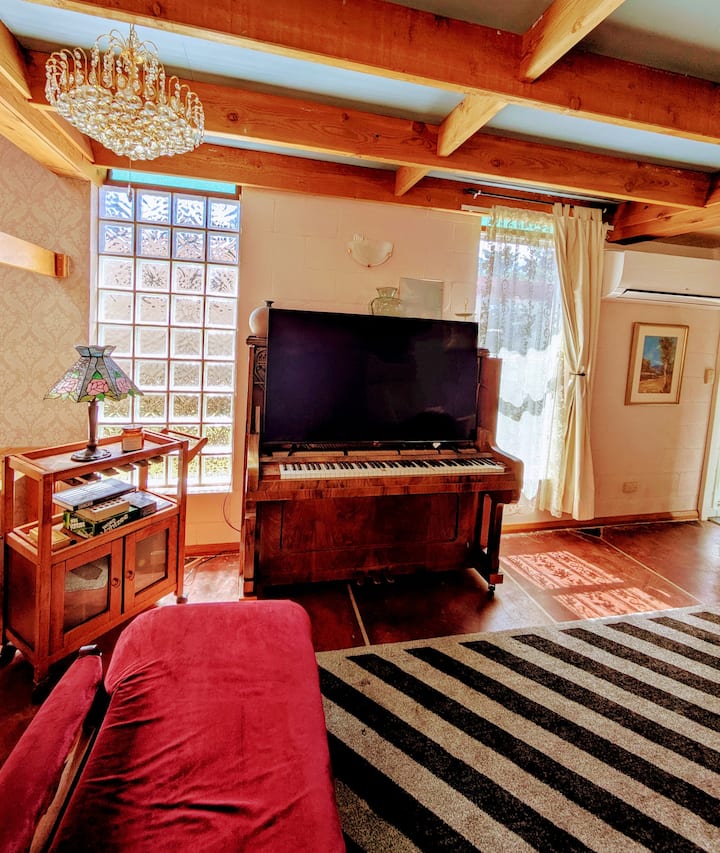 Romantic Loft Escape W/ Fireplace & Billiards - Berridale