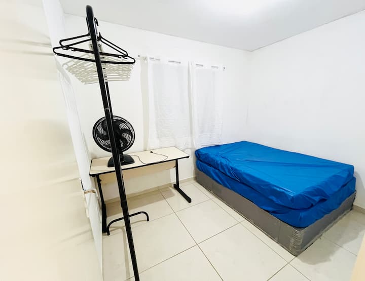 Room with double bed, desk  for work and study, with views of a quiet green area, without movement and  passage of people. In addition to a hairdryer, fan, iron,rack and children's toys for guests' convenience.