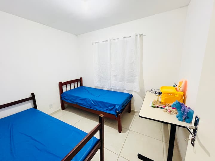 Room with  2 single beds, desk  for work and study, overlooking a quiet green area with no movement and people passing through. In addition to a hairdryer, fan, iron, hangers and toys  for guests' convenience.