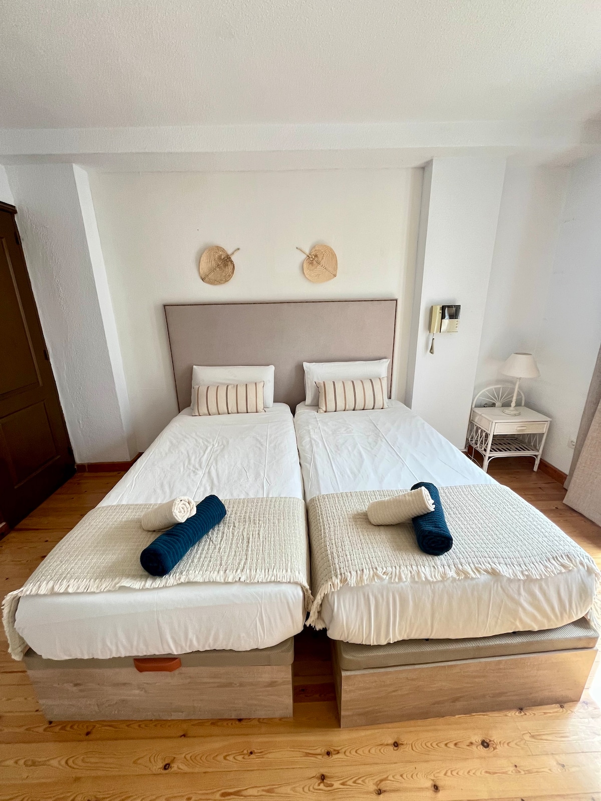 Sve su spavaće sobe prostrane, s izravnim svjetlom i klima-uređajem 