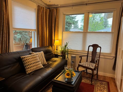 Successful Airbnb property: Close to CU, Private, quiet 1st-floor Sunny Studio in South Boulder