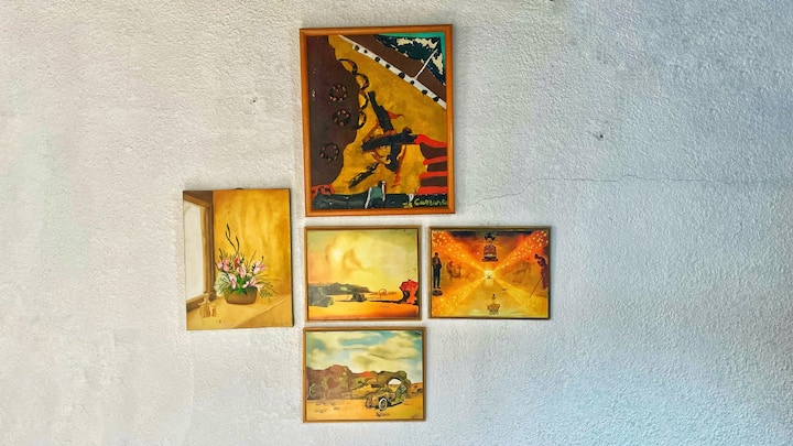 Umetnička galerija sa delima Karraska, Dalija i drugih