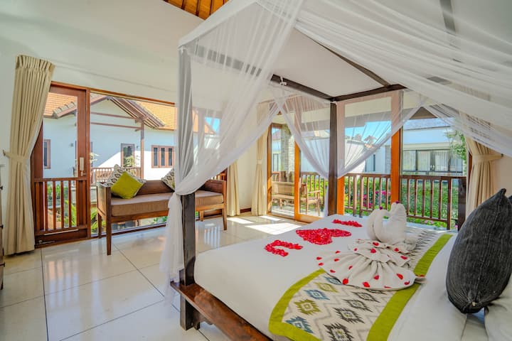 Apartmán Villa Pool Pavillion na poschodí s klenutým stropom, vlastným balkónom, šatňou a kúpeľňou.

Veľká manželská posteľ Super King a jednolôžková rozkladacia pohovka (v prípade potreby je možné pridať aj prístelku).  

Súkromný balkón s posedením.