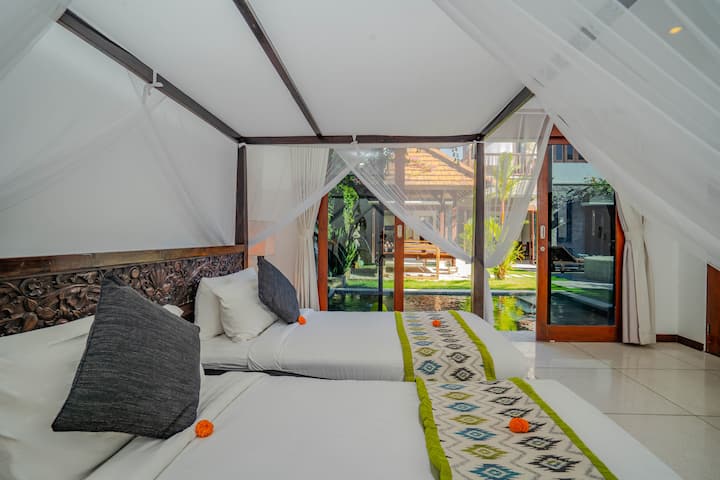 Apartmán Villa Pool Pavillion na prízemí s malým bazénom, šatňou a kúpeľňou.

Posteľ Super King ALEBO 2 samostatné lôžka (v prípade potreby sa sem zmestí aj ďalšie samostatné lôžko). Kúpeľňa a šatňa Jack & Jill sú zdieľané s 5. spálňou hneď vedľa, ak je využívaná.