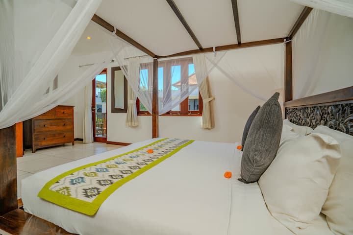 Apartmán na poschodí hlavného pavilónu vily s balkónom a kúpeľňou.

Manželská posteľ Super King a jednolôžková rozkladacia pohovka (v izbe je v prípade potreby možné umiestniť aj prístelku).