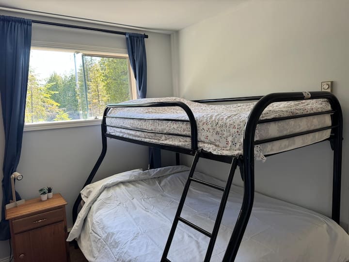 下铺双人床，上铺单人床 