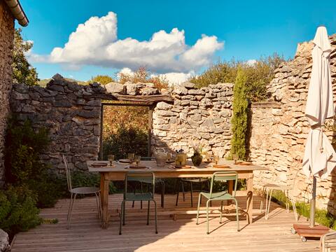 Charming house with pool facing Mont Ventoux