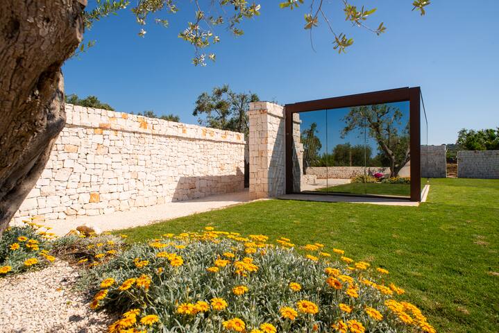OSTUNI MIRROR trullo and mirror house gallery image 4
