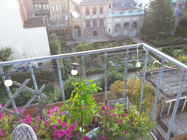 Herenhuis met 3 badkamers en 3 ruime slaapkamers gallery image 2