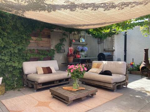 Cozy, Spacious & Sunny - By the Sea!