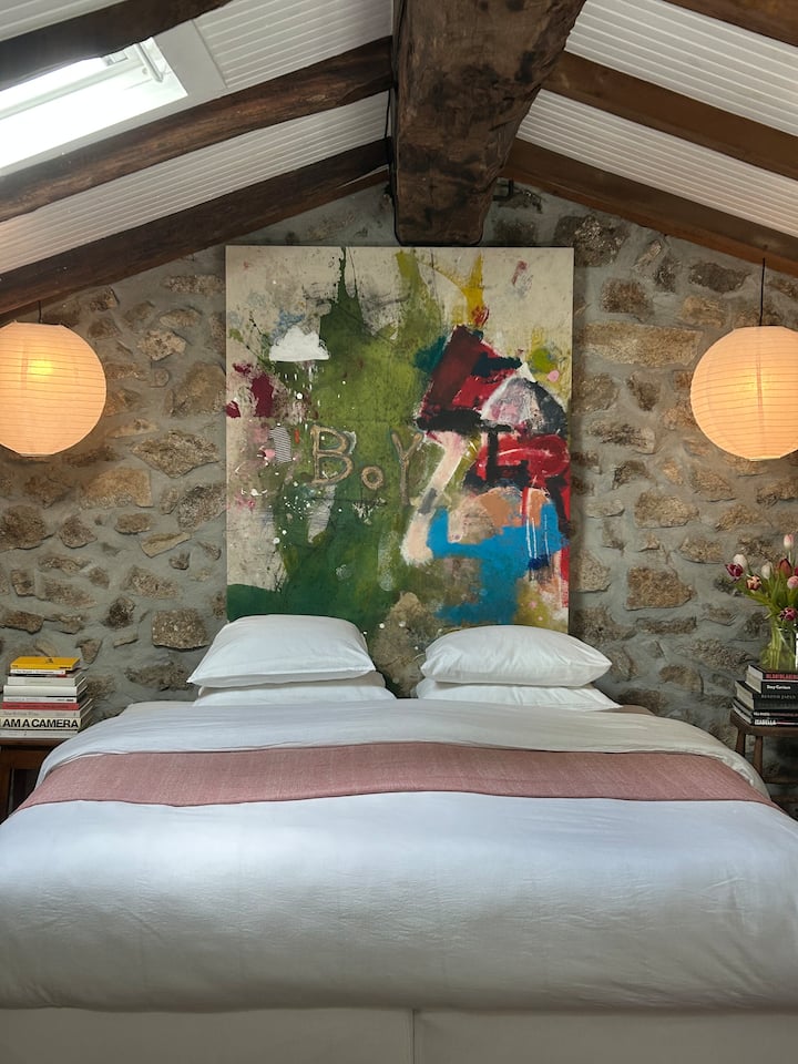 The bedroom has a large kingsize bed. 

We can (at the time of booking) also arrange for 2 or 3 single beds, making the house also suitable for friends to stay in. 