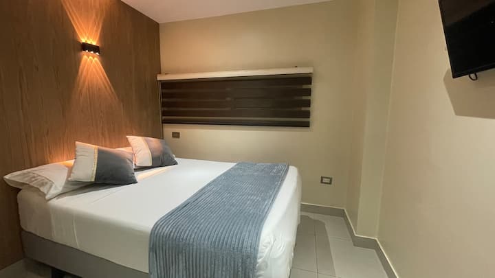 החדר המשני כולל מיטה זוגית, טלוויזיה חכמה בגודל 24אינץ 'עם שירותים דיגיטליים וארון אישי אידיאלי לאחסון הבגדים האישיים שלהם.