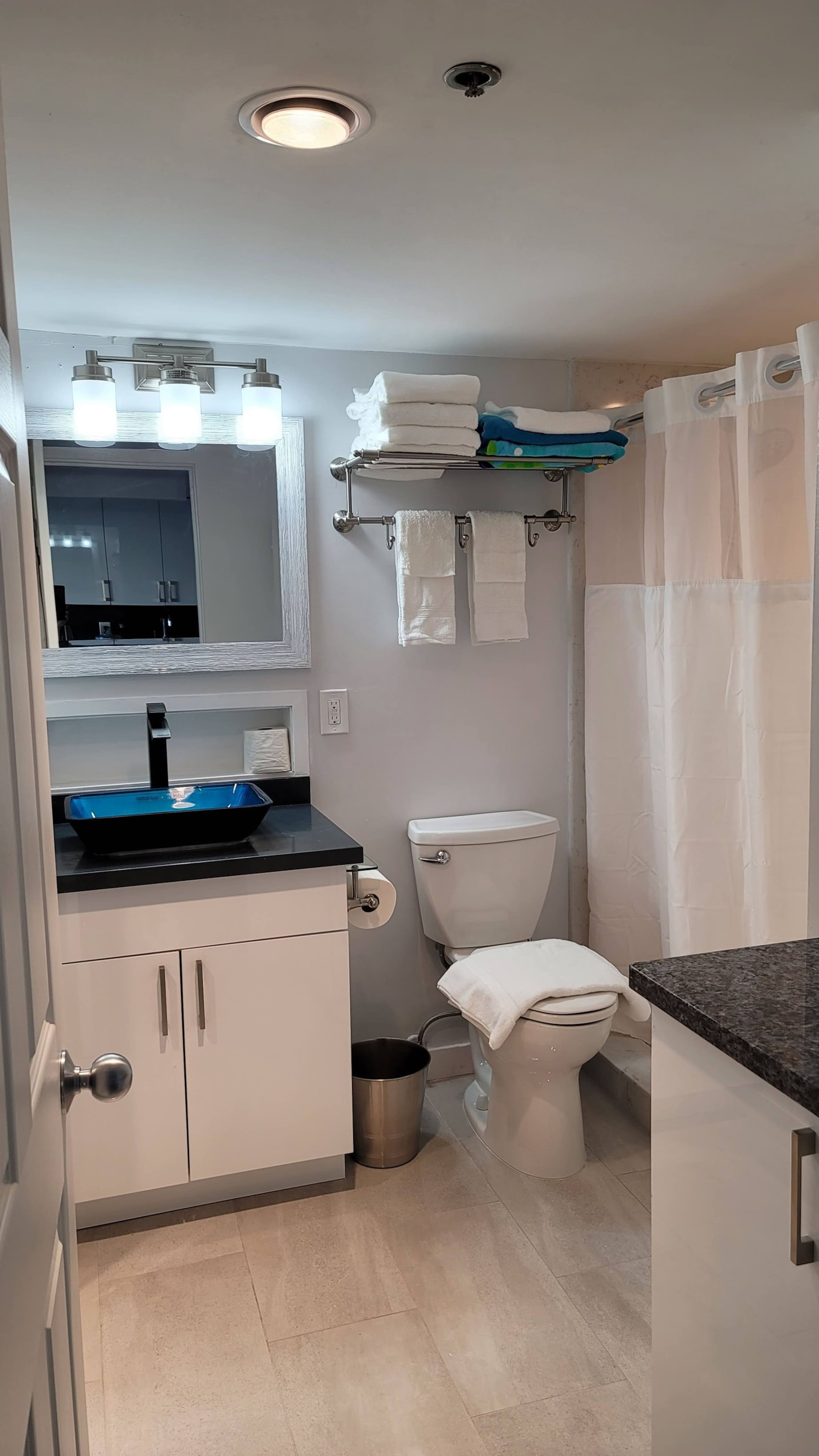 Condo in Honolulu · ★4.75 · Studio · 2 beds · 1 private bath - Image 8