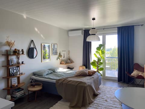 Cosy studio w. parking, balcony, wi-fi & air cond.