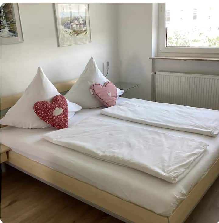 Დაიძინეთ კარგად - ჩვენს მყუდრო საწოლში - თუ ჯერ კიდევ გჭირდებათ საბნები ან ბალიშები - შეგიძლიათ დაბინავდეთ კარადაში. 