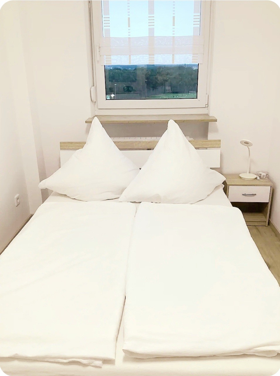 Toto je jedna z vašich dvoch spální. Izba je úplne zatemnená pre uvoľnený spánok. 