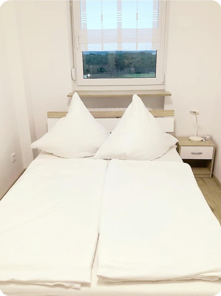 Ეს თქვენი ორი საძინებლიდან ერთ-ერთია. Ოთახი მთლიანად გამოუსადეგარია მშვიდი ძილისთვის. 