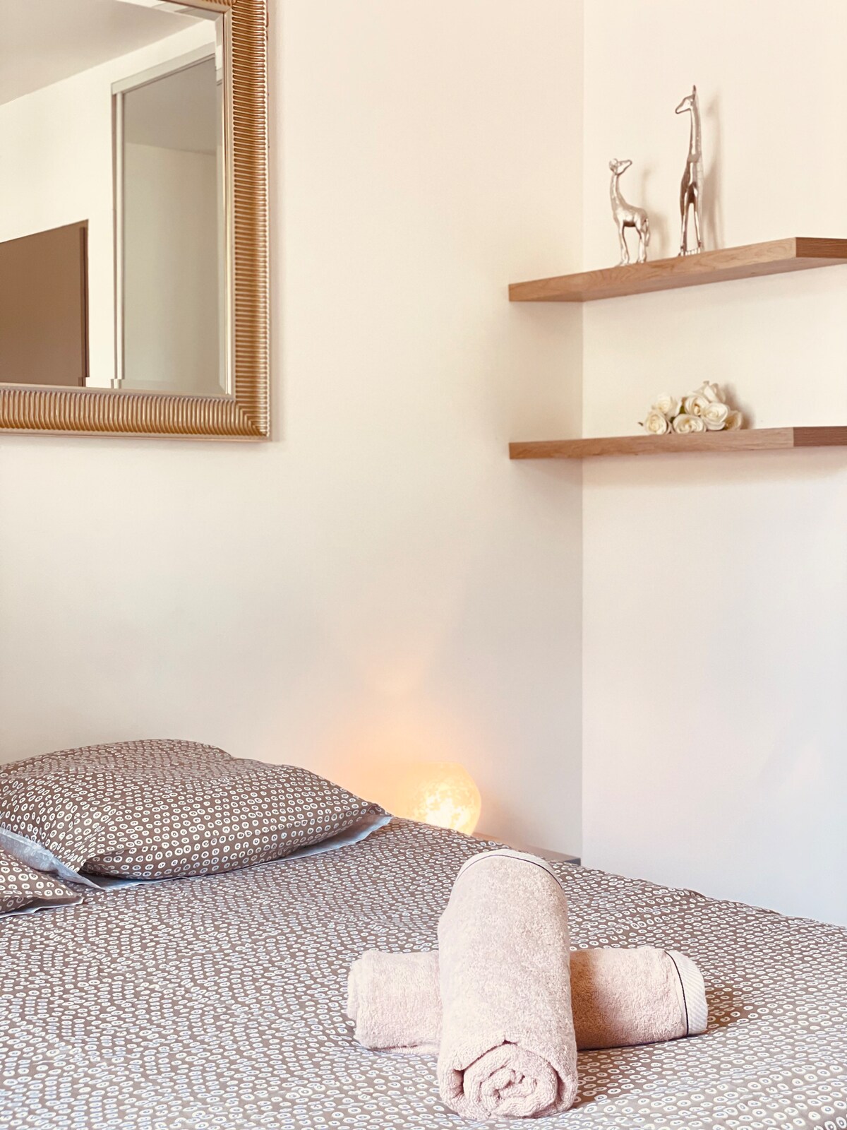 Hlavná spálňa s vlastnou sprchou a zrkadlovým šatníkom 