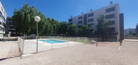 Design 2 bedrooms, pool, garage and car