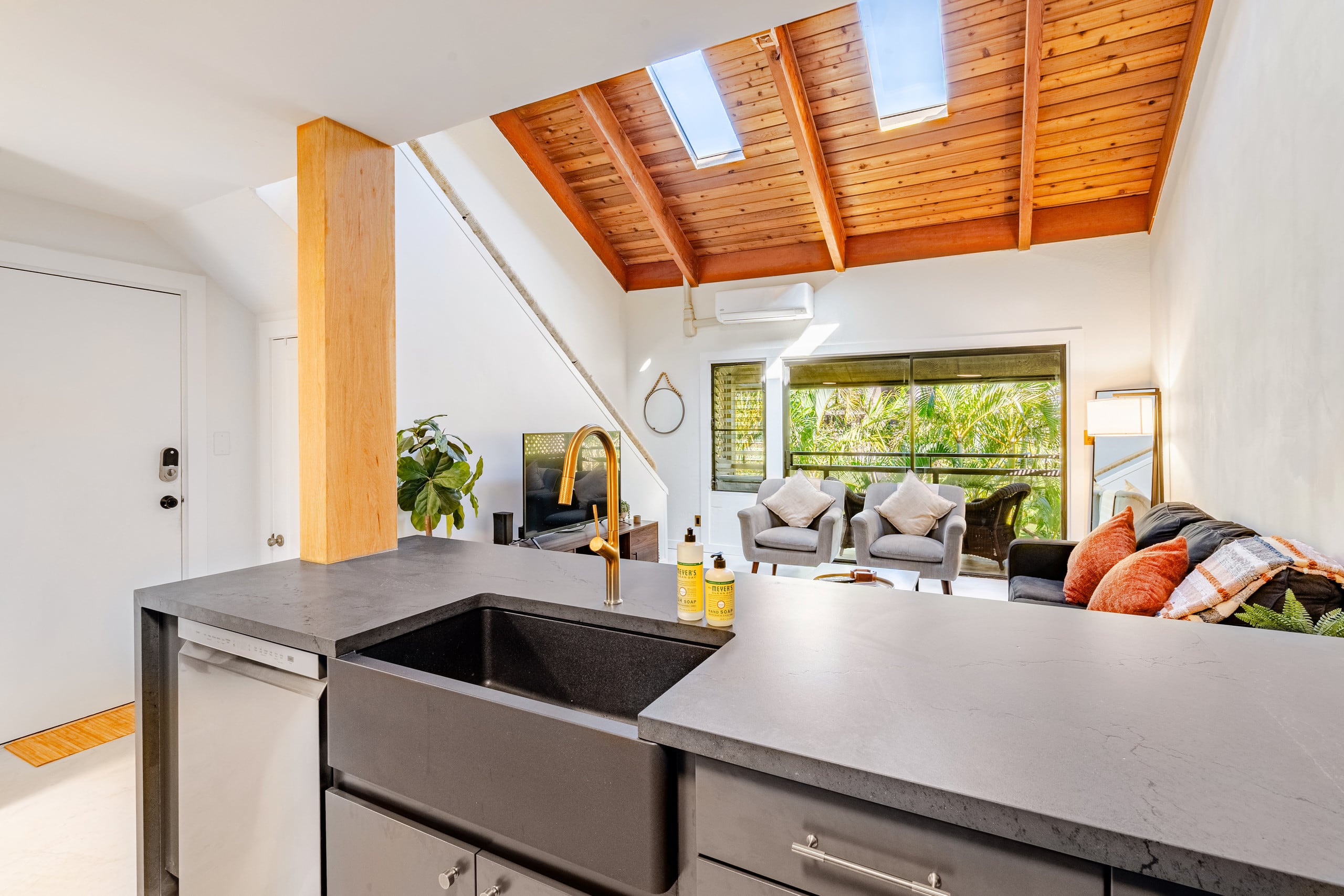 Newly Renovated 2BR Loft · Beach Walk · Pool & Spa - Image 3