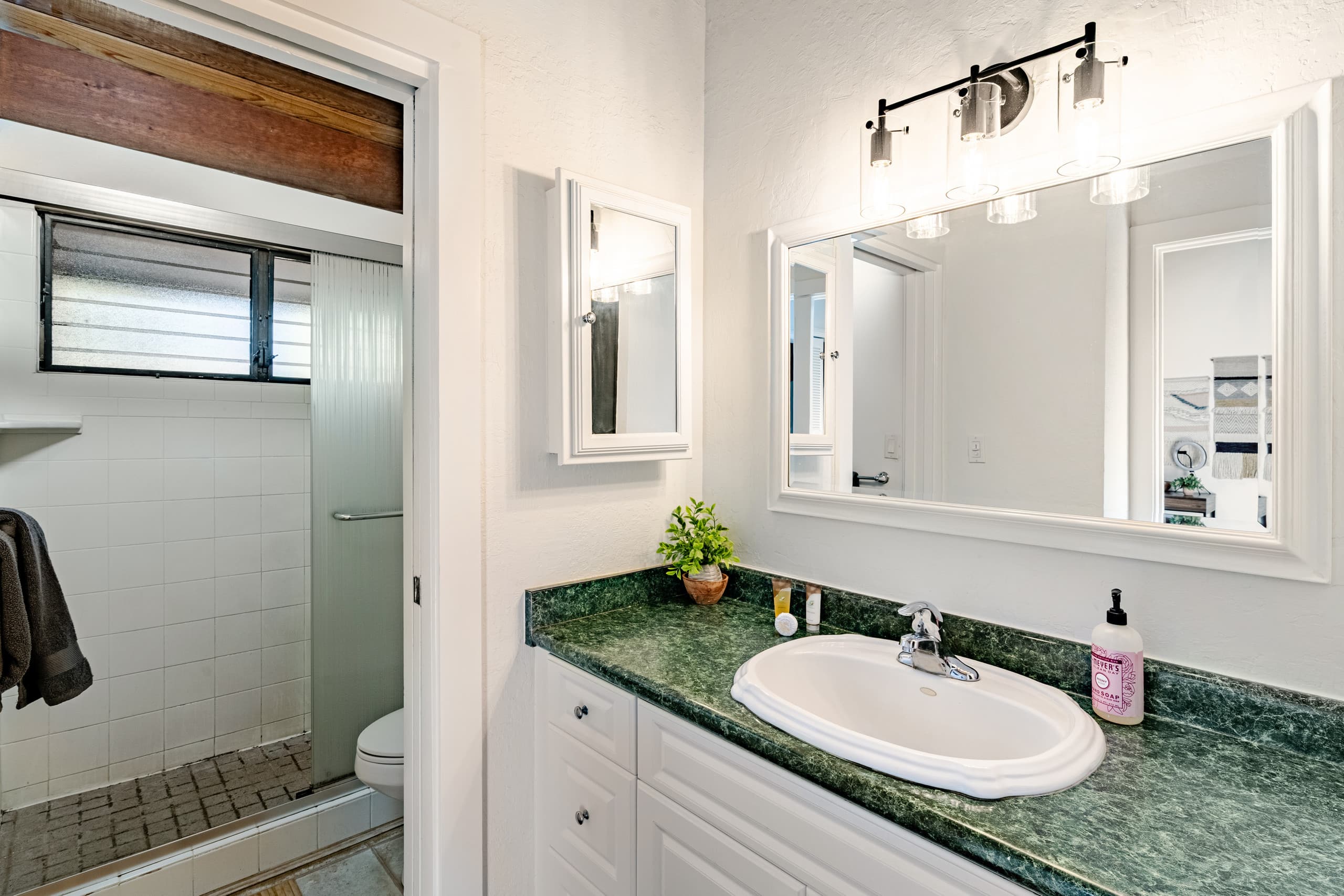 Newly Renovated 2BR Loft · Beach Walk · Pool & Spa - Image 9