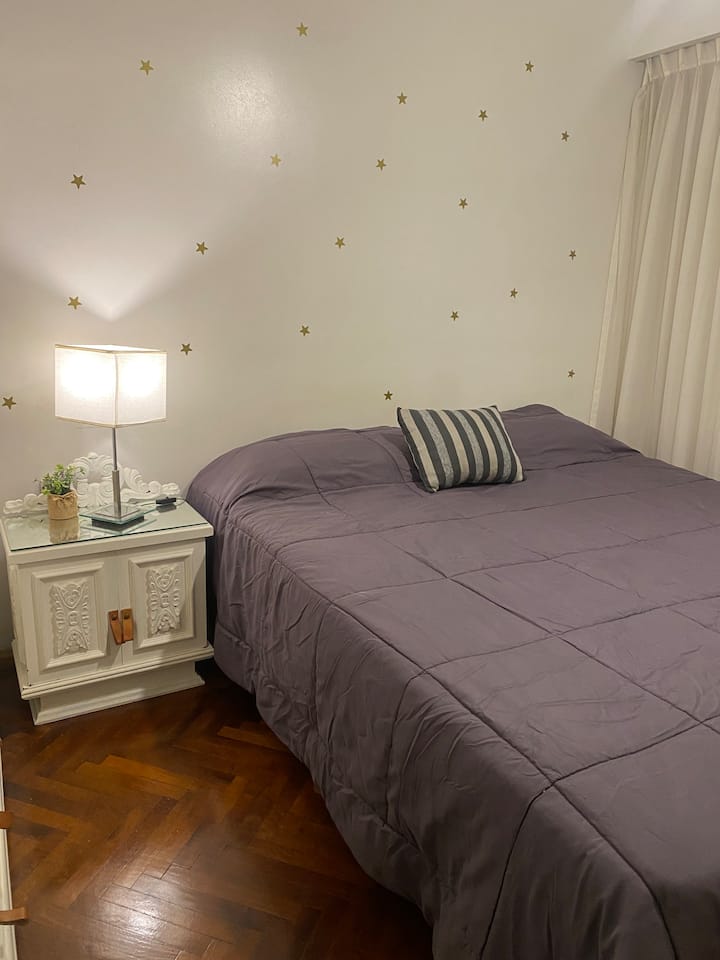 在这间卧室，您可以选择一张标准双人床或两张单人床，如下图所示。