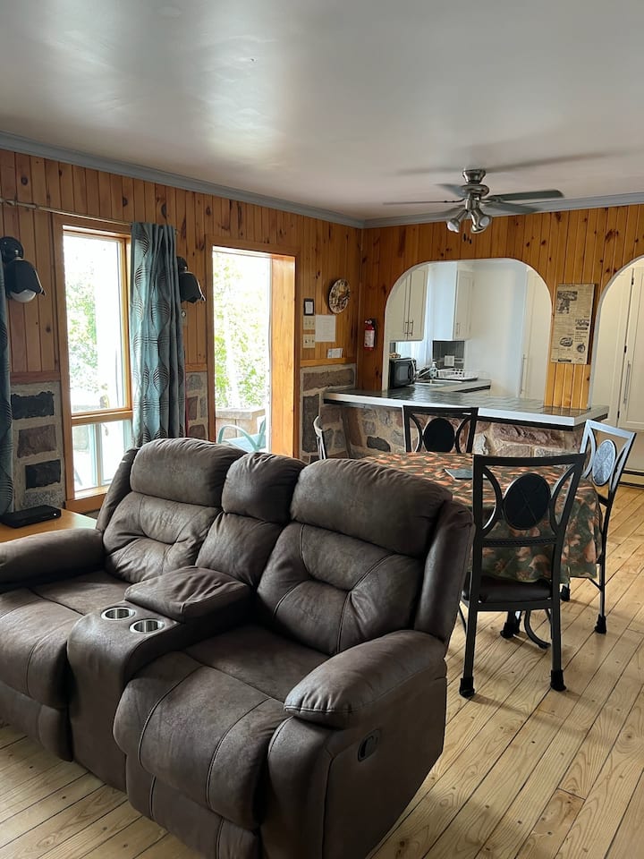 Chalet Champêtre  Au Bord De L'eau A  St-zenon - Quebec