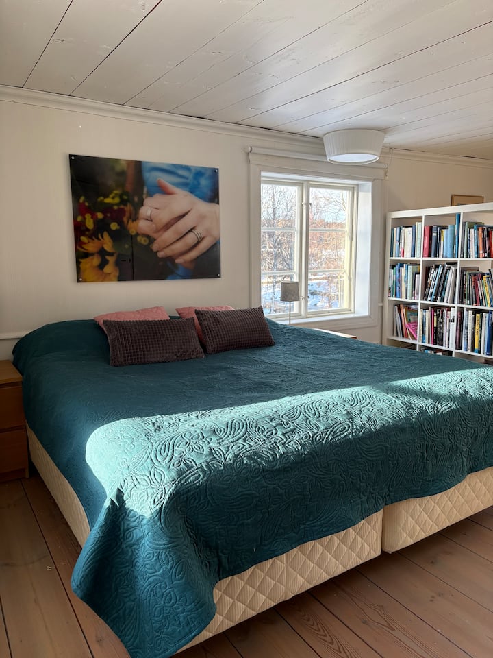 Sovrum 1 med dubbelsäng (180 cm) samt enkelsäng (120 cm).