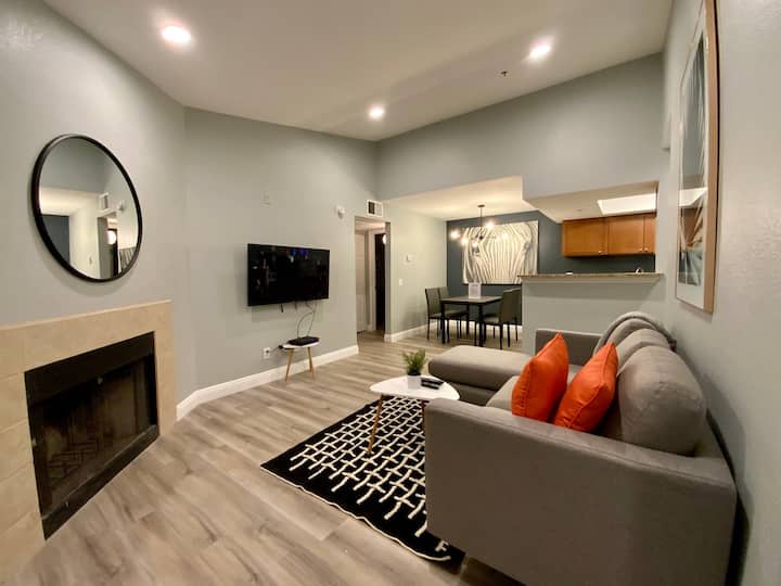Lux 2br/2ba Condo Near Strip W/pool, Gym, Balcony - Las Vegas