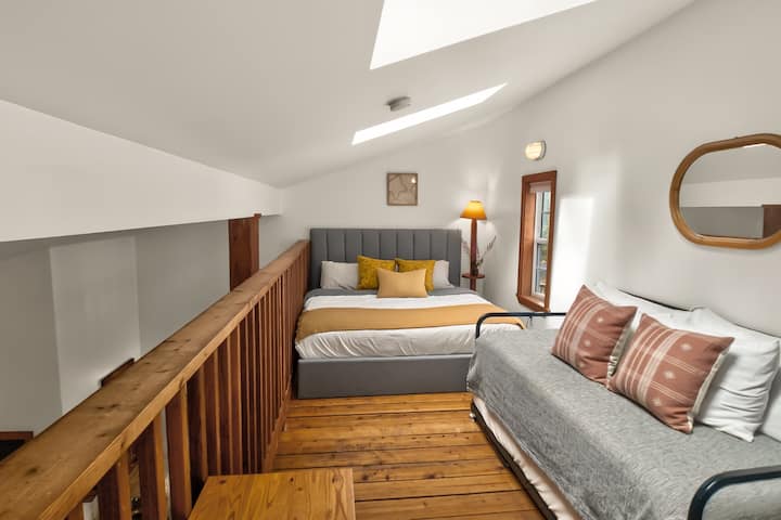 Área de loft en el piso superior con cama tamaño king y cama nido tamaño king