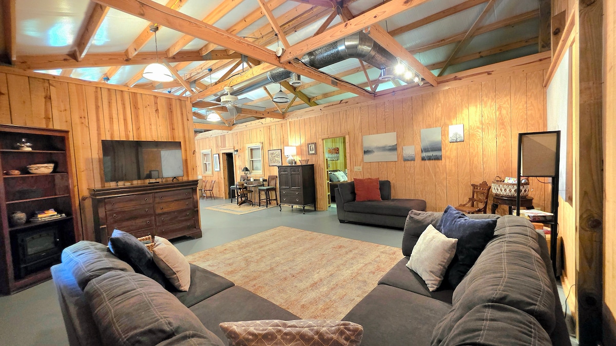 Obývacia izba, veľká a pohodlná