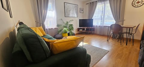 Successful Airbnb property: Cosy 1-bedroom Cottage Close to Town Centre with free parking space in Kilmore And Kilbride