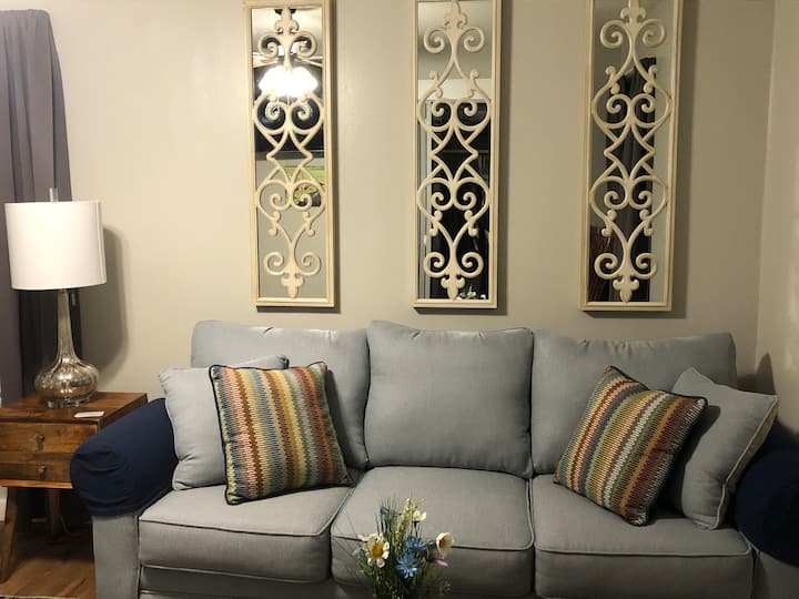 Cette pièce peut être soit un coin salon supplémentaire, soit le canapé s'ouvre sur un grand lit.
Tous les meubles ont récemment été remplacés.
Cette chambre est également équipée d'un ventilateur de plafond, d'une télévision , d'un mini-réfrigérateur, d'un micro-ondes et de rideaux occultants. 