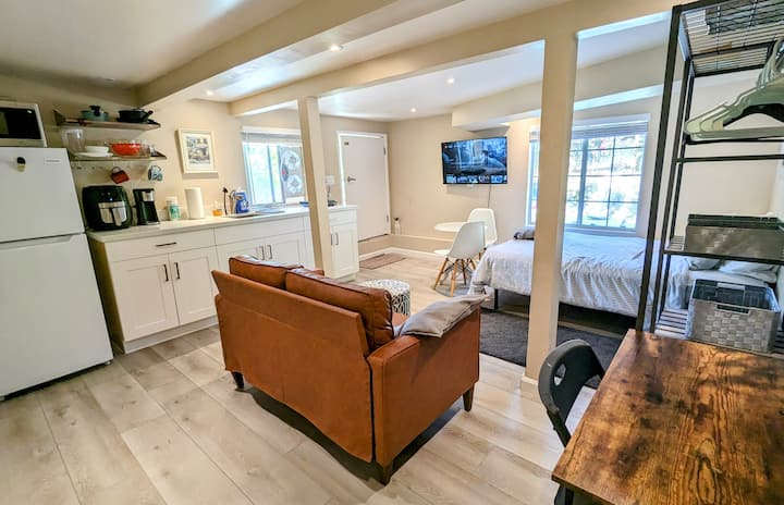 Private Bright Studio W Kitchen, Laundry, Parking - Walnut Creek, CA