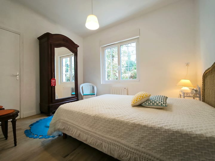 East Bedroom, 160 x 200 cm bed with closet