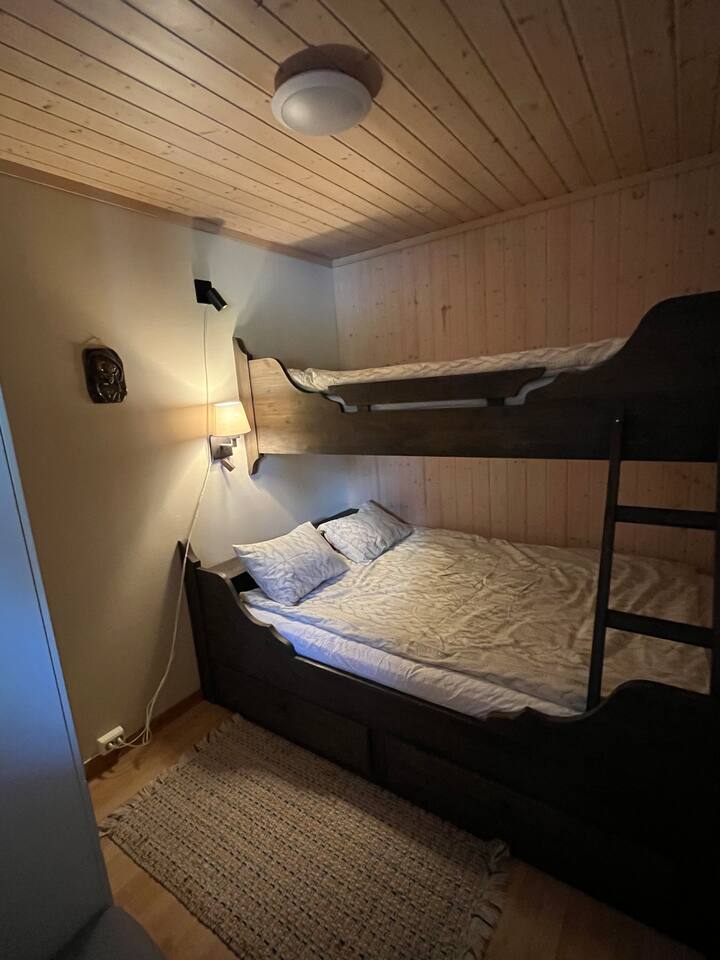 Спалня 4. (двойно легло 140 см, единично легло 90 см)
1 - ви етаж