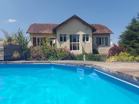 Charming 8 bed w/Pool & Outdoor Kitchen in village