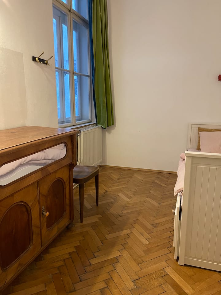 يمكن سحب هذا السرير للخارج بحيث يصبح سريرًا مقاس 160 × 200 سم! 