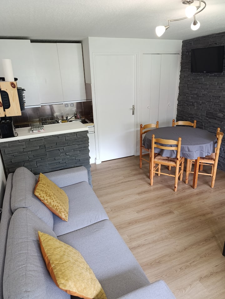 Appartement – 4 à 6 Personnes – 2 Pièces – 1 Chambre – 32 M2
Télévision – Balcon – Place De Parking Privée – Casier à Ski - Saint-Lary-Soulan