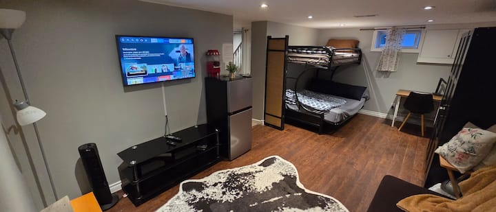 Adorable Basement With A Separate Entrance And Including The Washing Machine - Kitchener