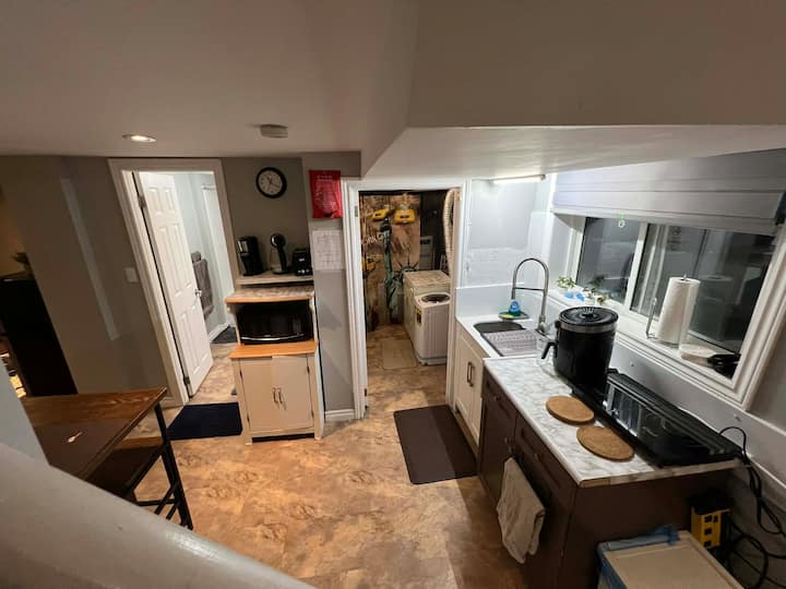 Adorable Basement With A Separate Entrance And Including The Washing Machine - Kitchener